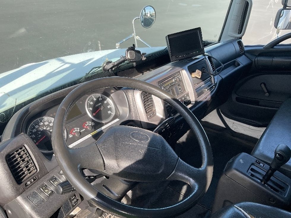 Medium Duty Box Truck-Light and Medium Duty Trucks-Hino-2014-338-Everett-WA-158,887\n\t\tmiles-$ 37,250 - Image 17