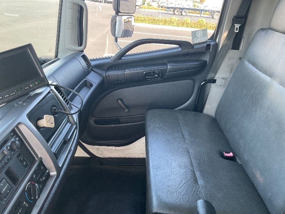 Medium Duty Box Truck-Light and Medium Duty Trucks-Hino-2014-338-Everett-WA-158,887\n\t\tmiles-$ 37,250 - Image 19