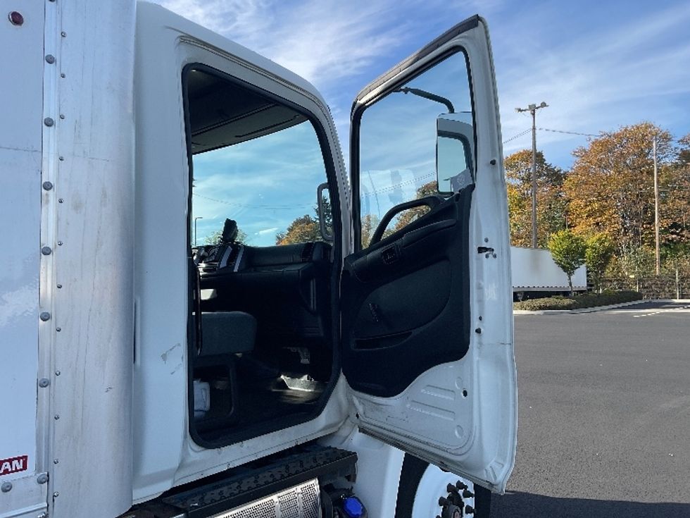 Medium Duty Box Truck-Light and Medium Duty Trucks-Hino-2014-338-Everett-WA-158,887\n\t\tmiles-$ 37,250 - Image 20