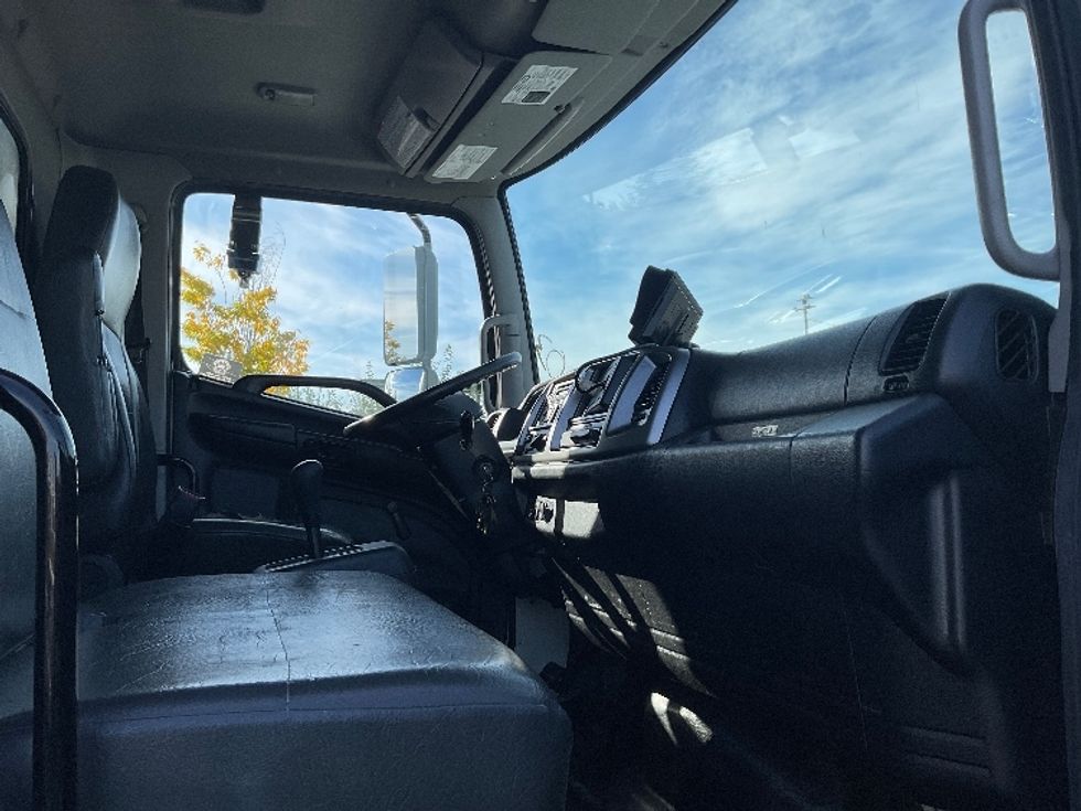 Medium Duty Box Truck-Light and Medium Duty Trucks-Hino-2014-338-Everett-WA-158,887\n\t\tmiles-$ 37,250 - Image 22
