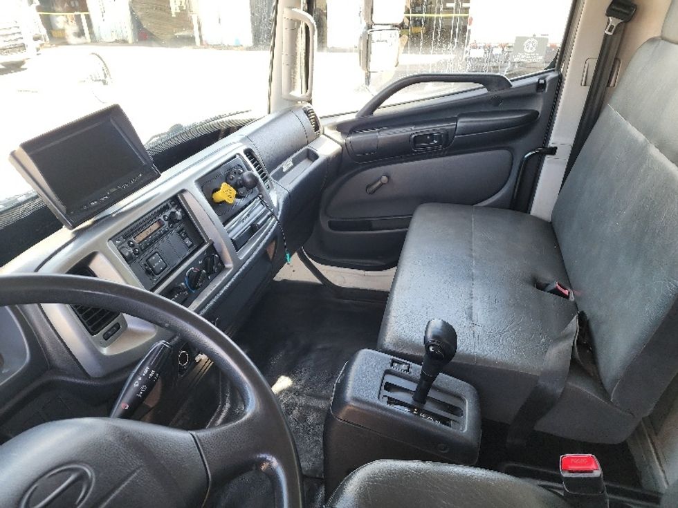 Medium Duty Box Truck-Light and Medium Duty Trucks-Hino-2014-338-West Sacramento-CA-177,389\n\t\tmiles-$ 36,000 - Image 19