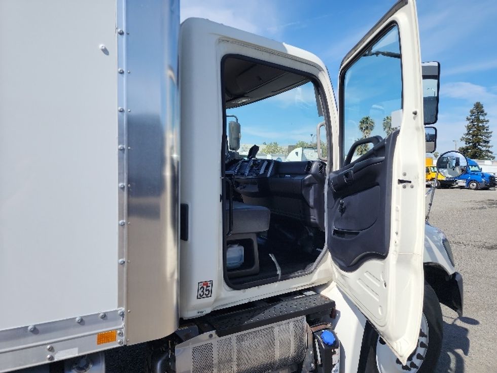 Medium Duty Box Truck-Light and Medium Duty Trucks-Hino-2014-338-West Sacramento-CA-177,389\n\t\tmiles-$ 36,000 - Image 20