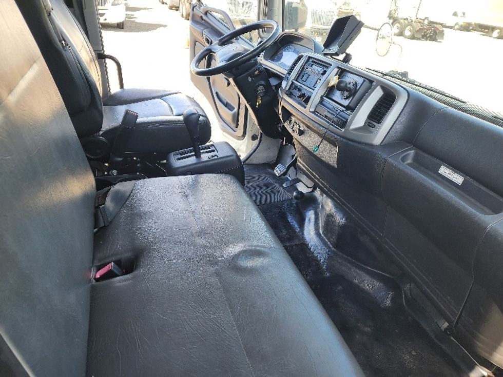 Medium Duty Box Truck-Light and Medium Duty Trucks-Hino-2014-338-West Sacramento-CA-177,389\n\t\tmiles-$ 36,000 - Image 22