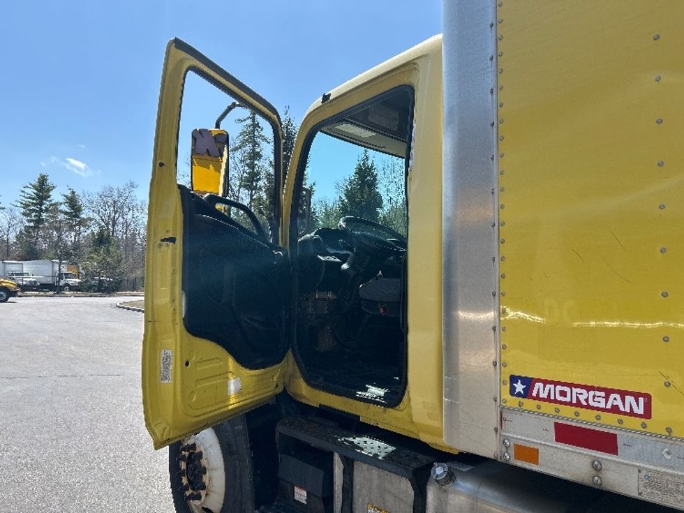 Medium Duty Box Truck-Light and Medium Duty Trucks-Hino-2015-268-Londonderry-NH-281,955\n\t\tmiles-$ 21,000 - Image 16