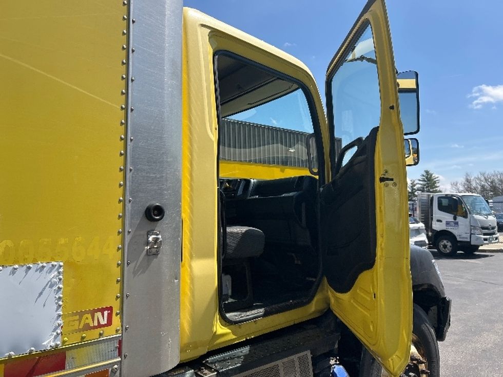 Medium Duty Box Truck-Light and Medium Duty Trucks-Hino-2015-268-Londonderry-NH-281,955\n\t\tmiles-$ 21,000 - Image 20