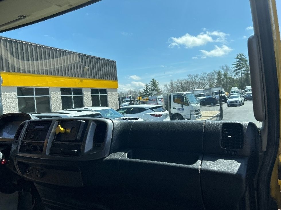 Medium Duty Box Truck-Light and Medium Duty Trucks-Hino-2015-268-Londonderry-NH-281,955\n\t\tmiles-$ 21,000 - Image 21