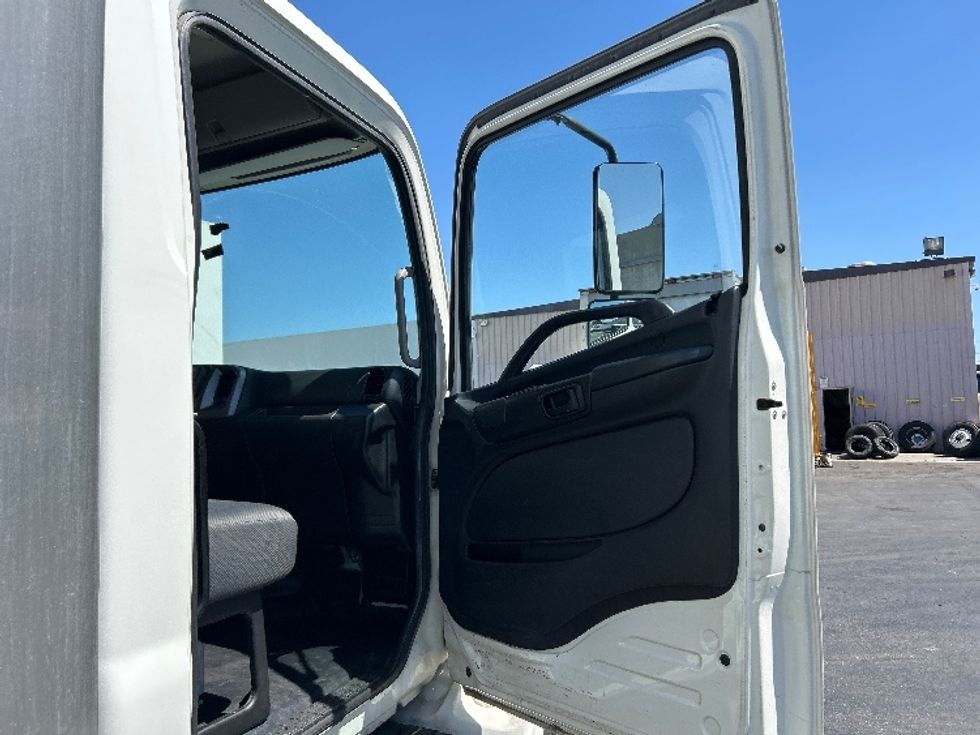 Medium Duty Box Truck-Light and Medium Duty Trucks-Hino-2015-268-Vernon-CA-134,699\n\t\tmiles-$ 24,500 - Image 20