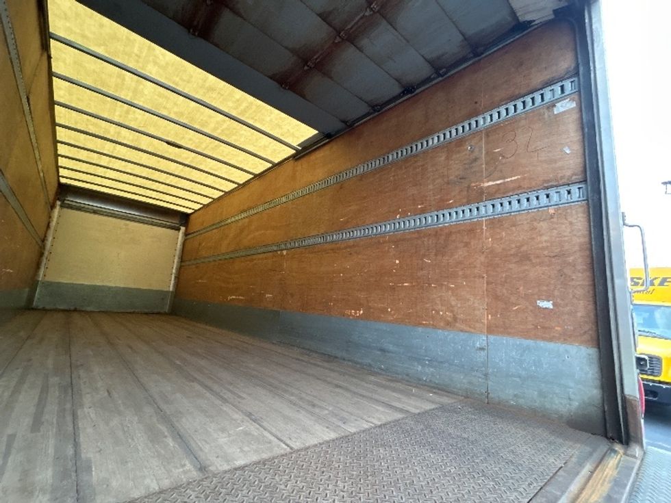Medium Duty Box Truck-Light and Medium Duty Trucks-Hino-2016-268-Cranbury-NJ-380,176\n\t\tmiles-$ 21,500 - Image 12
