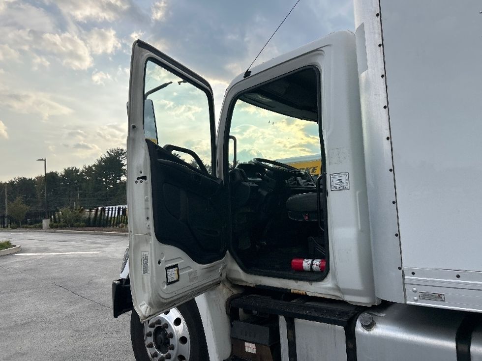 Medium Duty Box Truck-Light and Medium Duty Trucks-Hino-2016-268-Cranbury-NJ-380,176\n\t\tmiles-$ 21,500 - Image 16