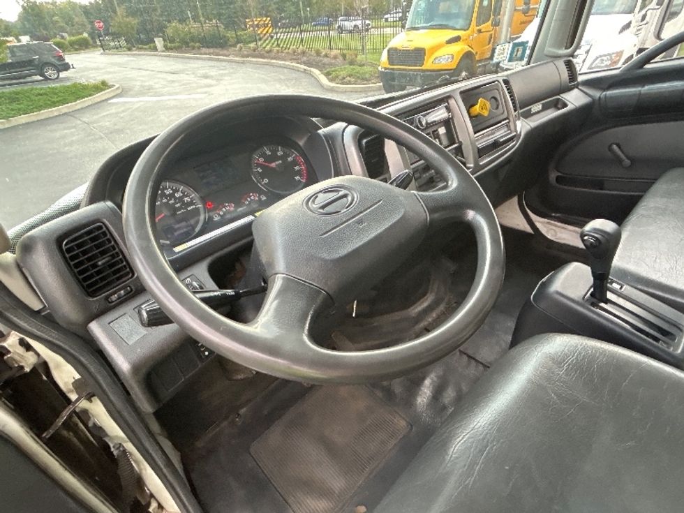 Medium Duty Box Truck-Light and Medium Duty Trucks-Hino-2016-268-Cranbury-NJ-380,176\n\t\tmiles-$ 21,500 - Image 17