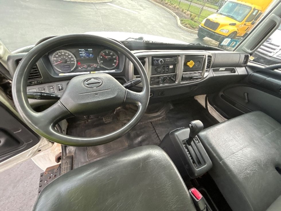 Medium Duty Box Truck-Light and Medium Duty Trucks-Hino-2016-268-Cranbury-NJ-380,176\n\t\tmiles-$ 21,500 - Image 18