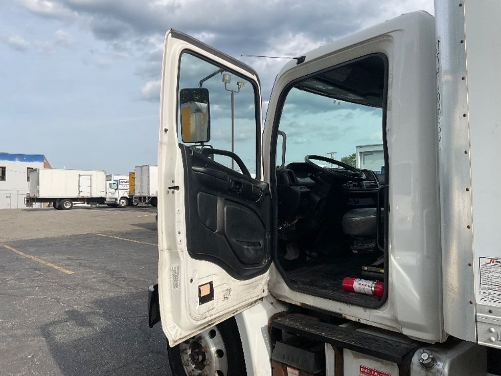 Medium Duty Box Truck-Light and Medium Duty Trucks-Hino-2016-338-Braintree-MA-244,444\n\t\tmiles-$ 27,750 - Image 16