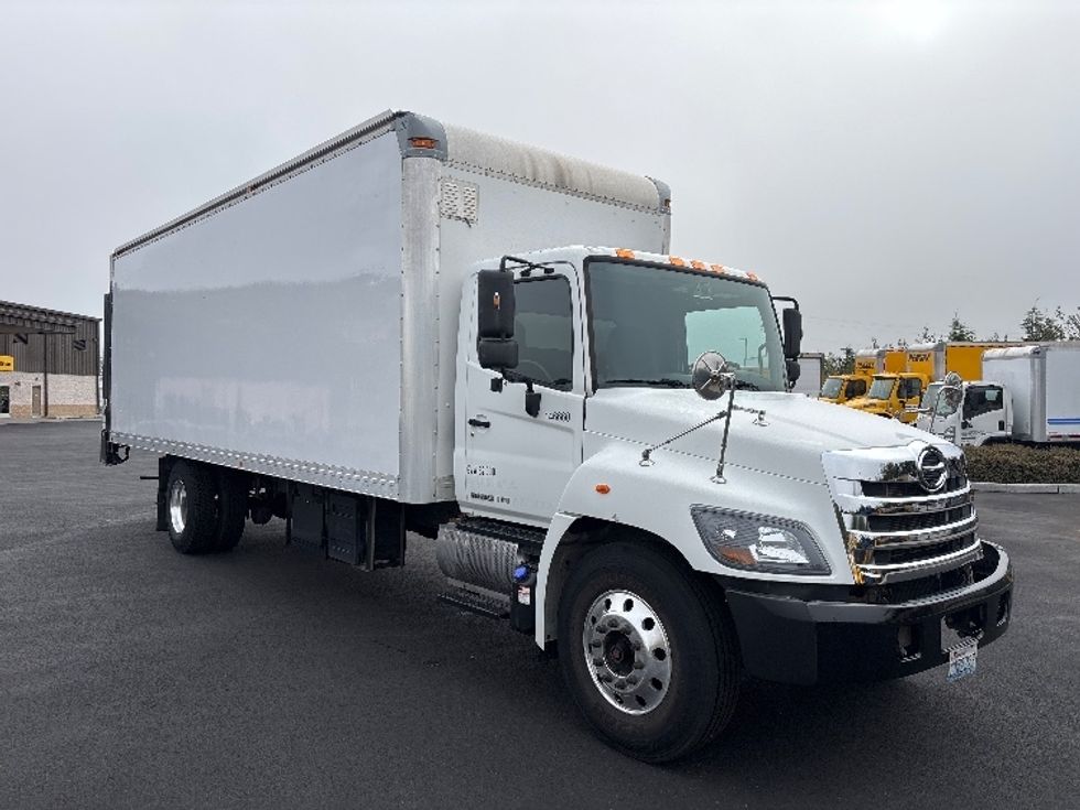 Medium Duty Box Truck-Light and Medium Duty Trucks-Hino-2016-338-Everett-WA-151,230\n\t\tmiles-$ 40,000 - Image 1