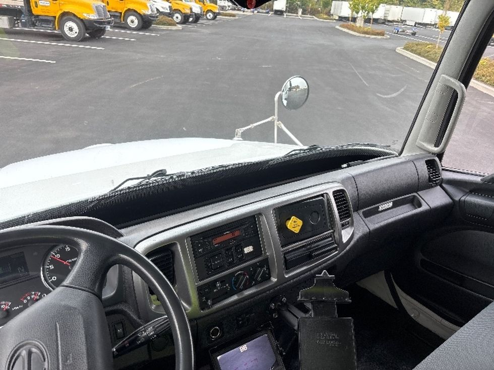 Medium Duty Box Truck-Light and Medium Duty Trucks-Hino-2016-338-Everett-WA-151,230\n\t\tmiles-$ 40,000 - Image 17