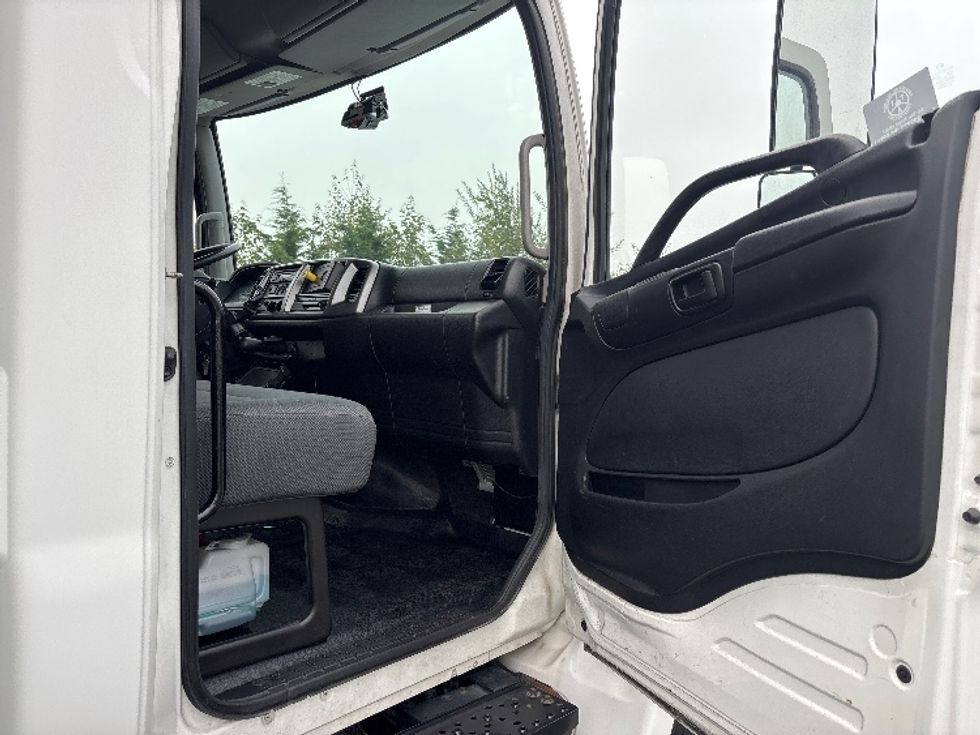 Medium Duty Box Truck-Light and Medium Duty Trucks-Hino-2016-338-Everett-WA-151,230\n\t\tmiles-$ 40,000 - Image 20