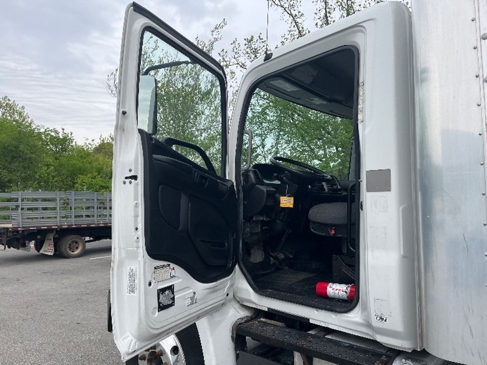 Medium Duty Box Truck-Light and Medium Duty Trucks-Hino-2016-338-King Of Prussia-PA-96,303\n\t\tmiles-$ 43,000 - Image 17