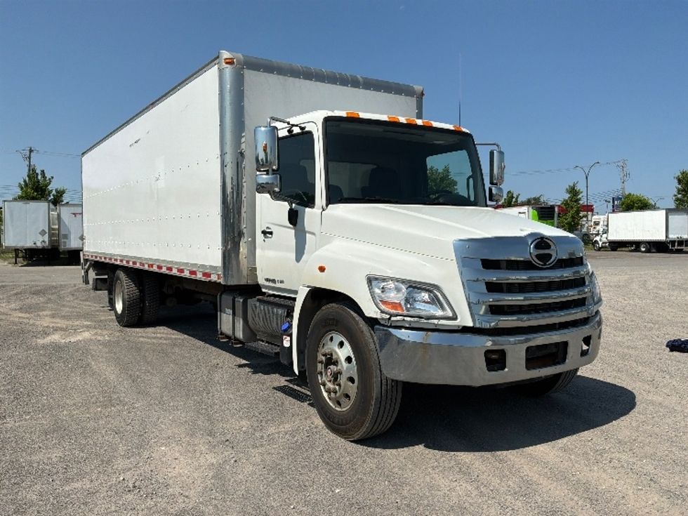 Medium Duty Box Truck-Light and Medium Duty Trucks-Hino-2016-338-Montreal-PQ-484,617\n\t\tkm-$ 15,000 - Image 1