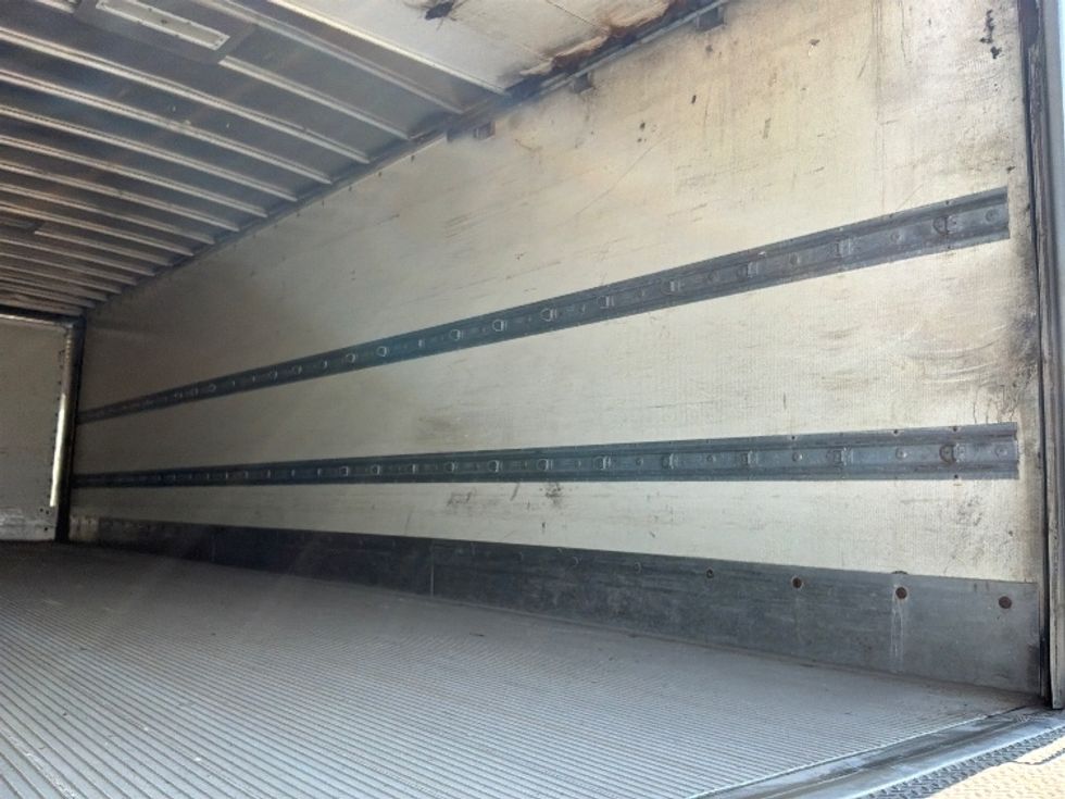 Medium Duty Box Truck-Light and Medium Duty Trucks-Hino-2016-338-Montreal-PQ-484,617\n\t\tkm-$ 15,000 - Image 12