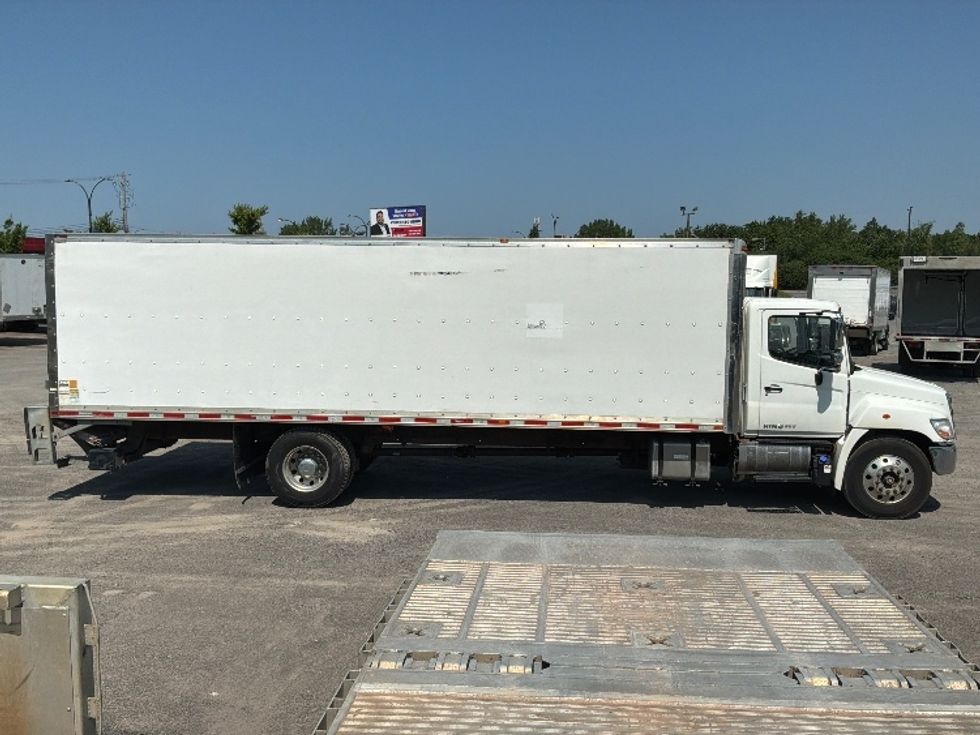 Medium Duty Box Truck-Light and Medium Duty Trucks-Hino-2016-338-Montreal-PQ-484,617\n\t\tkm-$ 15,000 - Image 15