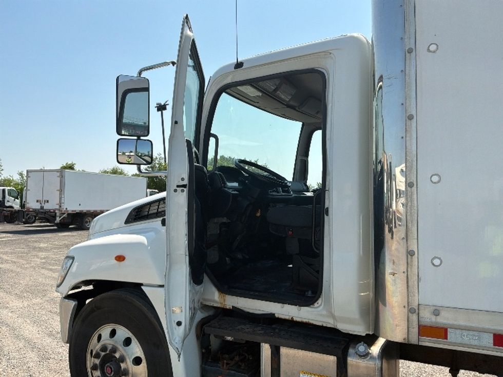 Medium Duty Box Truck-Light and Medium Duty Trucks-Hino-2016-338-Montreal-PQ-484,617\n\t\tkm-$ 15,000 - Image 16