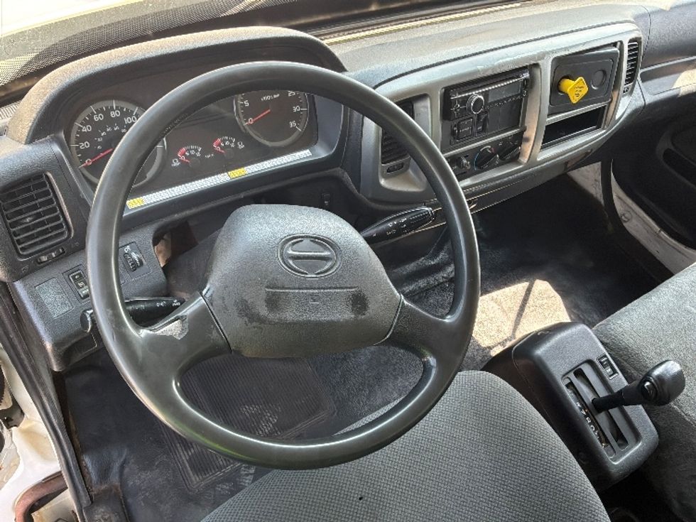 Medium Duty Box Truck-Light and Medium Duty Trucks-Hino-2016-338-Montreal-PQ-484,617\n\t\tkm-$ 15,000 - Image 17