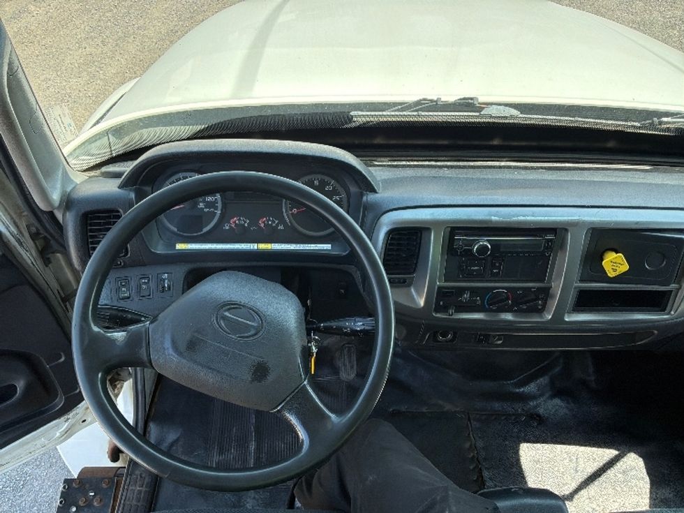 Medium Duty Box Truck-Light and Medium Duty Trucks-Hino-2016-338-Montreal-PQ-484,617\n\t\tkm-$ 15,000 - Image 18