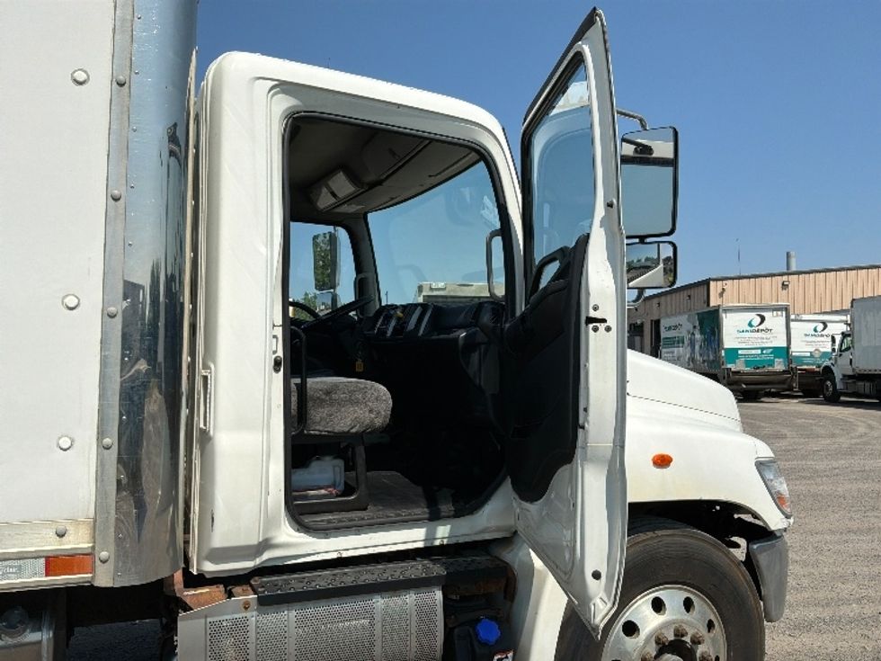 Medium Duty Box Truck-Light and Medium Duty Trucks-Hino-2016-338-Montreal-PQ-484,617\n\t\tkm-$ 15,000 - Image 20