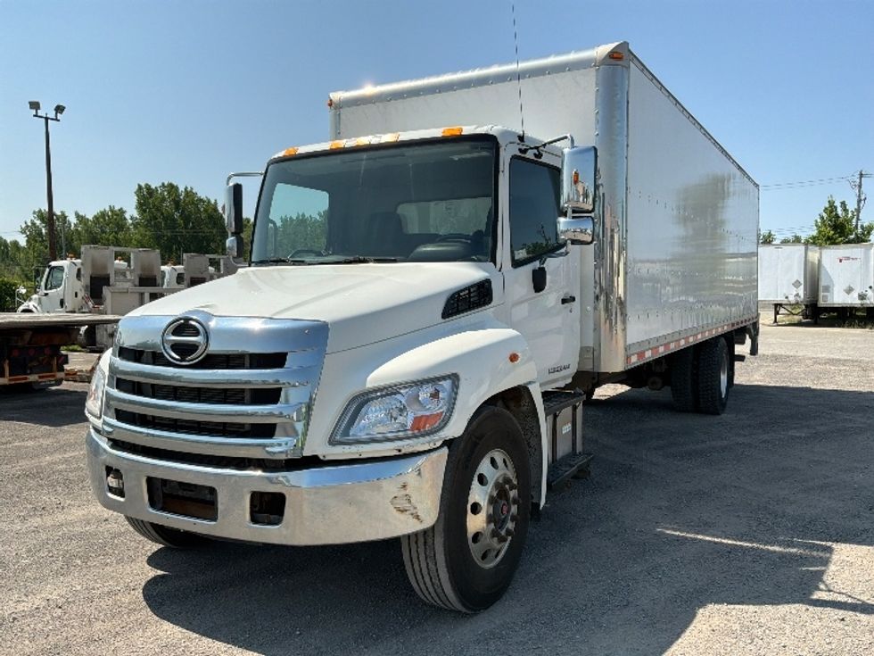 Medium Duty Box Truck-Light and Medium Duty Trucks-Hino-2016-338-Montreal-PQ-484,617\n\t\tkm-$ 15,000 - Image 3