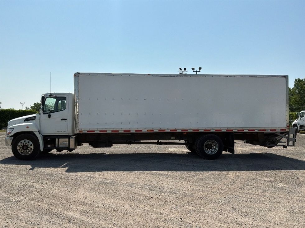 Medium Duty Box Truck-Light and Medium Duty Trucks-Hino-2016-338-Montreal-PQ-484,617\n\t\tkm-$ 15,000 - Image 4