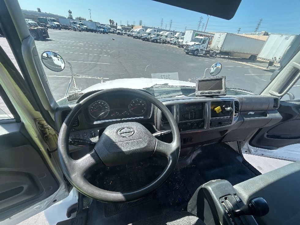 Medium Duty Box Truck-Light and Medium Duty Trucks-Hino-2016-338-Torrance-CA-108,230\n\t\tmiles-$ 45,500 - Image 18