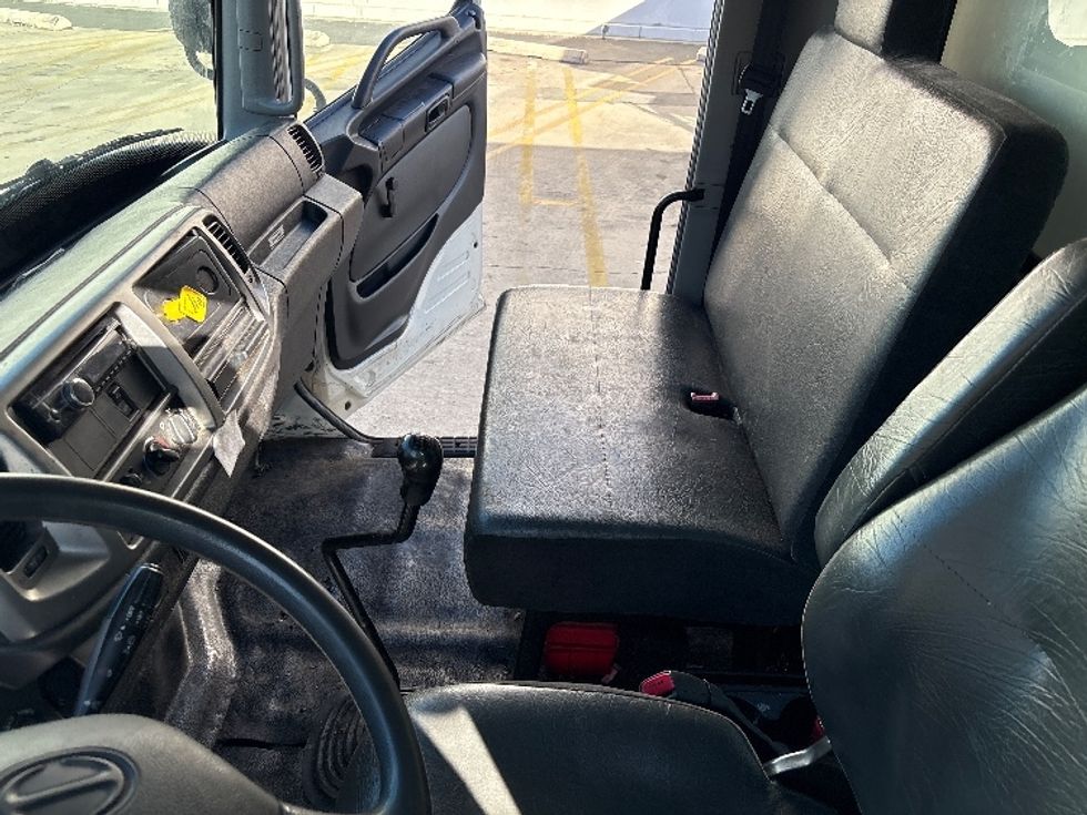 Medium Duty Box Truck-Light and Medium Duty Trucks-Hino-2016-338-Torrance-CA-209,615\n\t\tmiles-$ 31,250 - Image 19