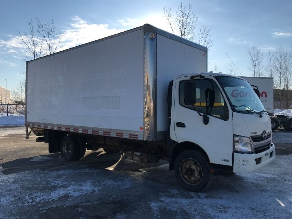 Medium Duty Box Truck-Light and Medium Duty Trucks-Hino-2017-195-Ste-Foy-PQ-295,522\n\t\tkm-$ 22,500 - Image 1