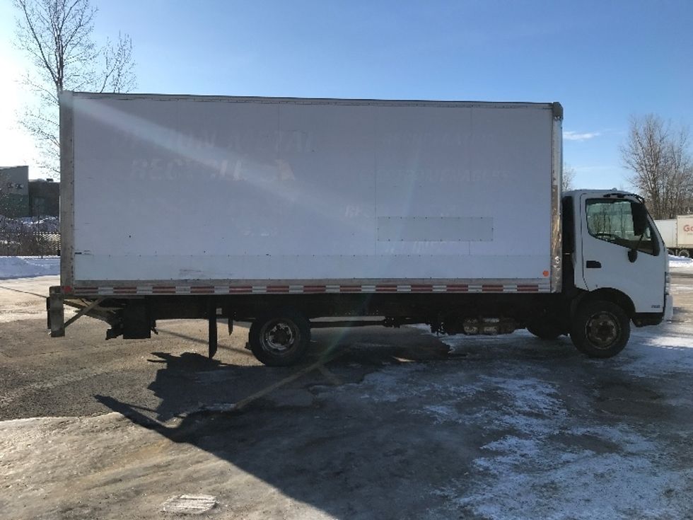 Medium Duty Box Truck-Light and Medium Duty Trucks-Hino-2017-195-Ste-Foy-PQ-295,522\n\t\tkm-$ 22,500 - Image 10