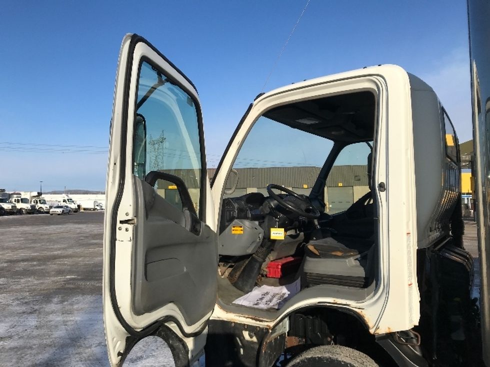 Medium Duty Box Truck-Light and Medium Duty Trucks-Hino-2017-195-Ste-Foy-PQ-295,522\n\t\tkm-$ 22,500 - Image 11