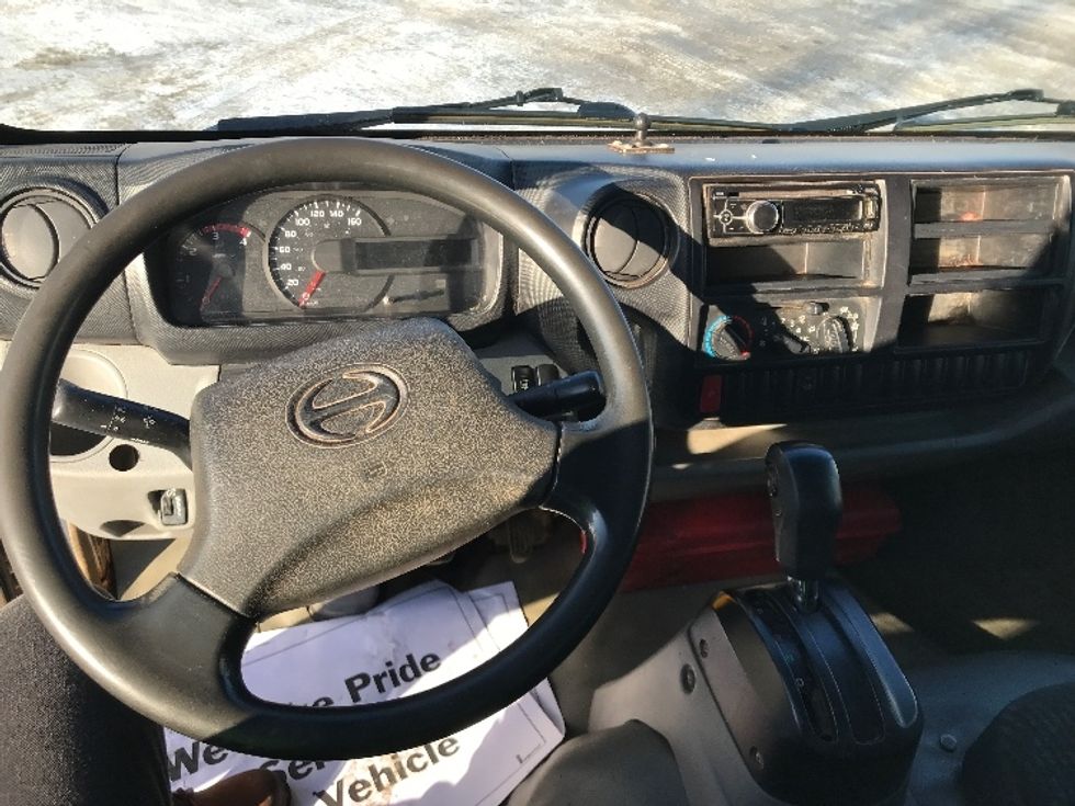 Medium Duty Box Truck-Light and Medium Duty Trucks-Hino-2017-195-Ste-Foy-PQ-295,522\n\t\tkm-$ 22,500 - Image 13