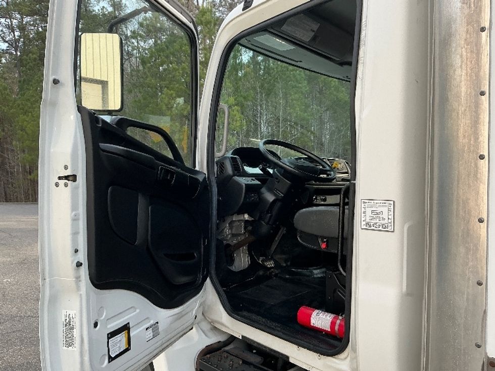 Medium Duty Box Truck-Light and Medium Duty Trucks-Hino-2017-258LP-Prince George-VA-87,410\n\t\tmiles-$ 42,750 - Image 16