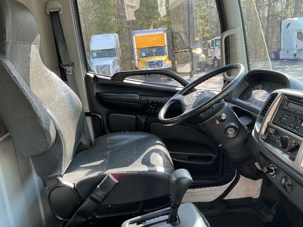 Medium Duty Box Truck-Light and Medium Duty Trucks-Hino-2017-258LP-Prince George-VA-87,410\n\t\tmiles-$ 42,750 - Image 22