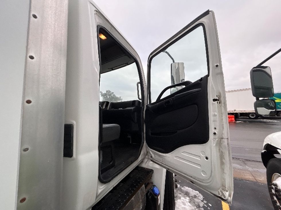 Medium Duty Box Truck-Light and Medium Duty Trucks-Hino-2017-268-Brooklyn Park-MN-44,278\n\t\tmiles-$ 47,750 - Image 19