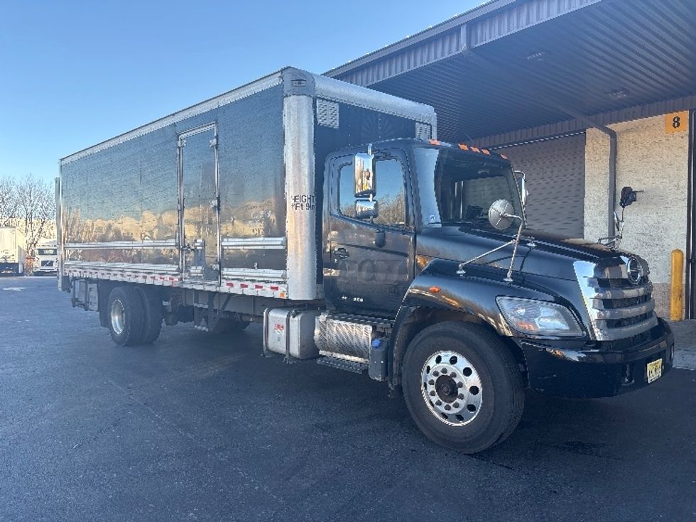 Medium Duty Box Truck-Light and Medium Duty Trucks-Hino-2017-268-Cranbury-NJ-420,057\n\t\tmiles-$ 19,250 - Image 1