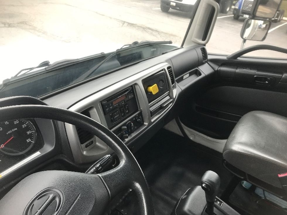 Medium Duty Box Truck-Light and Medium Duty Trucks-Hino-2017-268-Harrisburg-PA-101,655\n\t\tmiles-$ 44,750 - Image 17