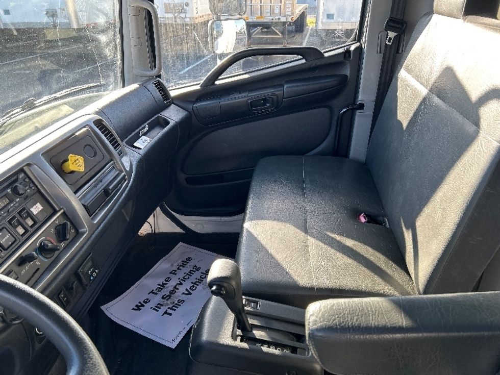 Medium Duty Box Truck-Light and Medium Duty Trucks-Hino-2017-268-Indianapolis-IN-84,243\n\t\tmiles-$ 47,750 - Image 19