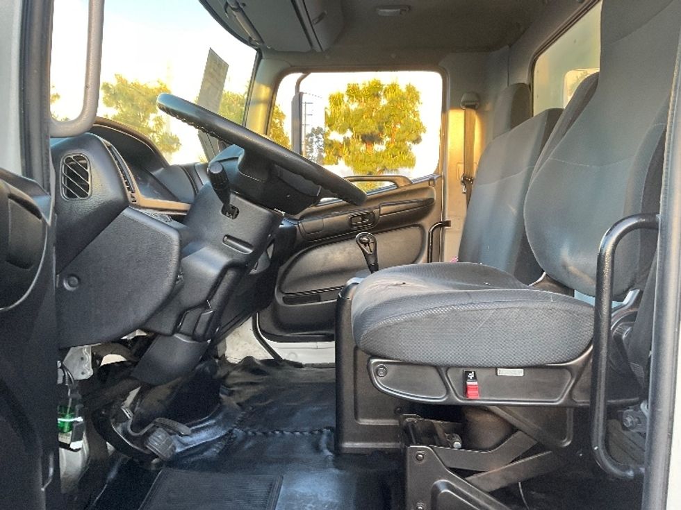 Medium Duty Box Truck-Light and Medium Duty Trucks-Hino-2017-268-Torrance-CA-221,413\n\t\tmiles-$ 42,250 - Image 17