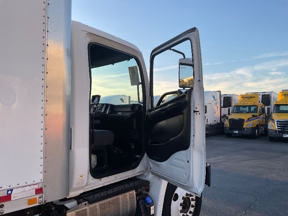 Medium Duty Box Truck-Light and Medium Duty Trucks-Hino-2017-268-Torrance-CA-221,413\n\t\tmiles-$ 42,250 - Image 18