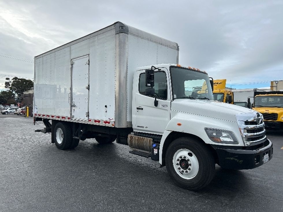 Medium Duty Box Truck-Light and Medium Duty Trucks-Hino-2017-268-West Sacramento-CA-61,310\n\t\tmiles-$ 51,250 - Image 1