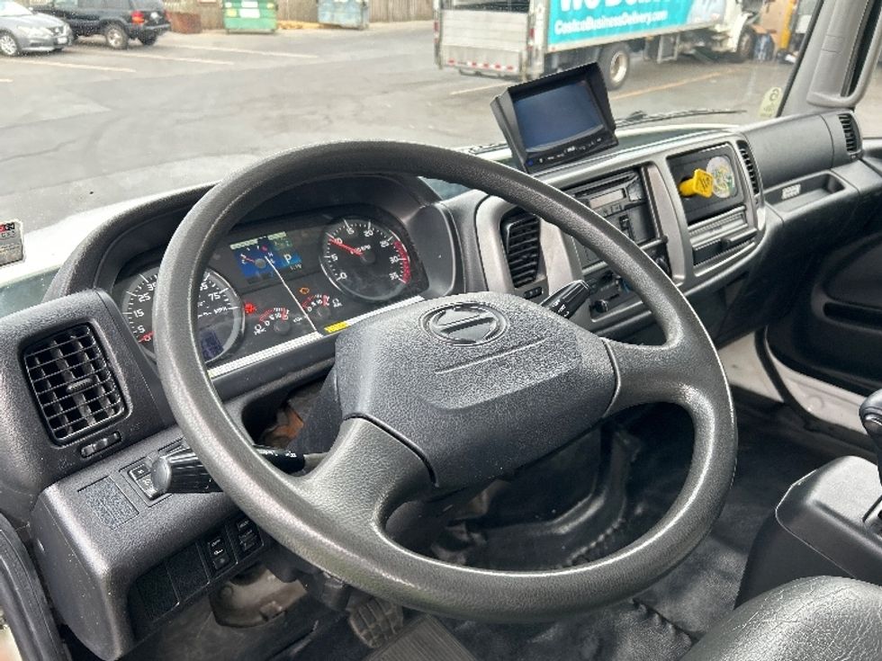 Medium Duty Box Truck-Light and Medium Duty Trucks-Hino-2017-268-West Sacramento-CA-61,310\n\t\tmiles-$ 51,250 - Image 17