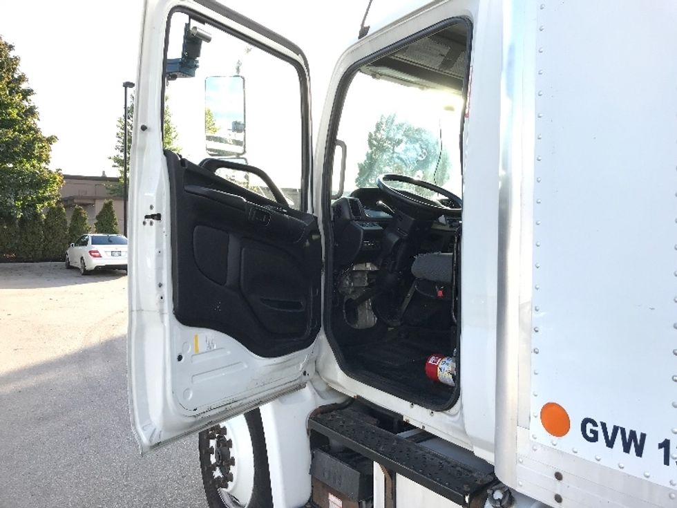 Medium Duty Box Truck-Light and Medium Duty Trucks-Hino-2017-338-Delta-BC-274,109\n\t\tkm-$ 59,250 - Image 16