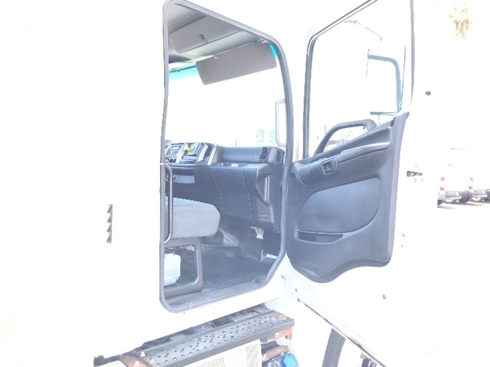 Medium Duty Box Truck-Light and Medium Duty Trucks-Hino-2017-338-Fontana-CA-202,051\n\t\tmiles-$ 32,000 - Image 20