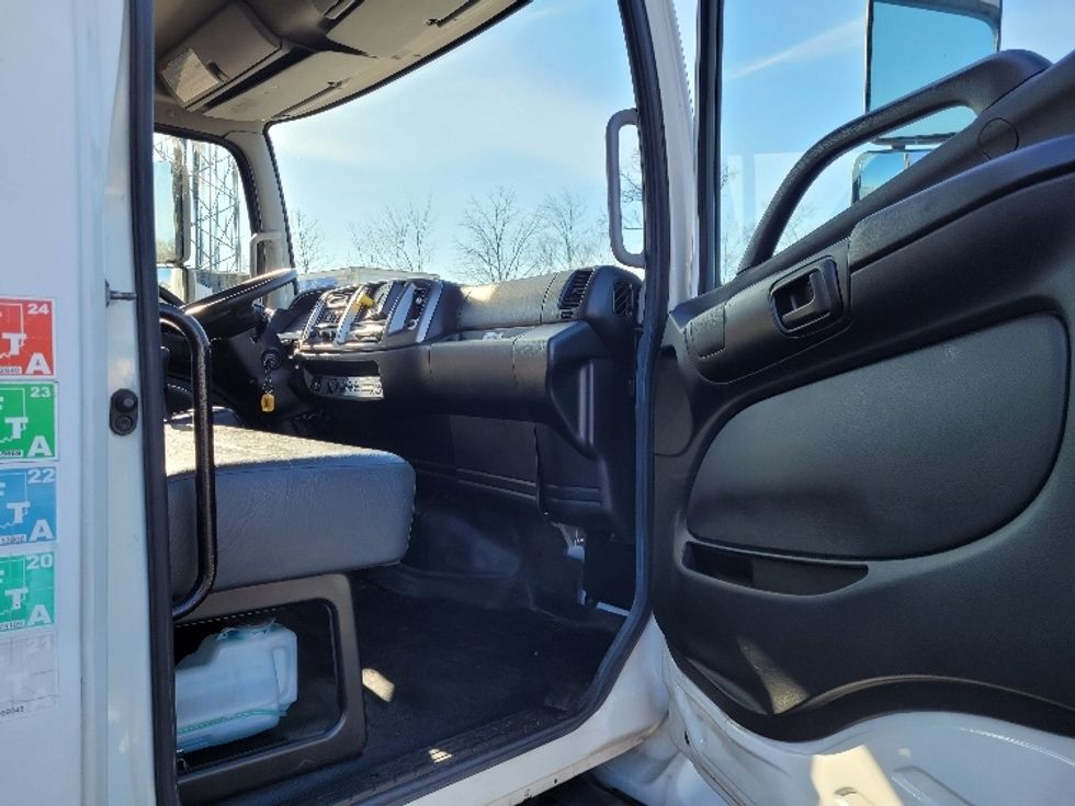 Medium Duty Box Truck-Light and Medium Duty Trucks-Hino-2017-338-South Plainfield-NJ-236,926\n\t\tmiles-$ 29,250 - Image 19