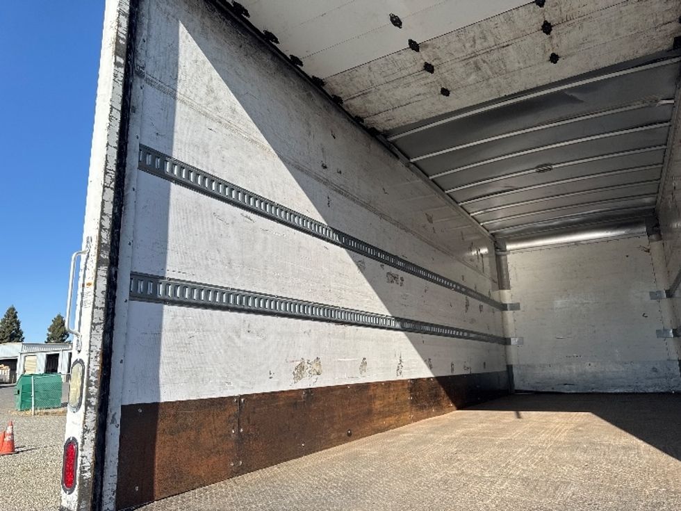 Medium Duty Box Truck-Light and Medium Duty Trucks-Hino-2017-338-West Sacramento-CA-141,827\n\t\tmiles-$ 35,250 - Image 11