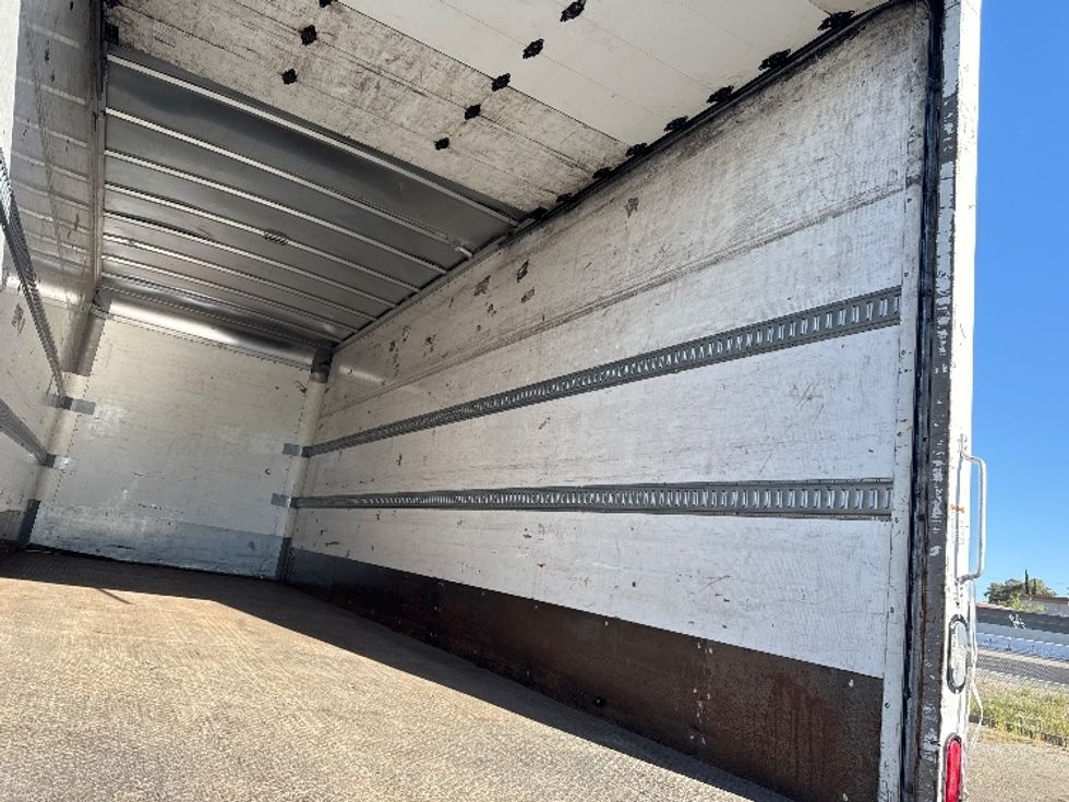 Medium Duty Box Truck-Light and Medium Duty Trucks-Hino-2017-338-West Sacramento-CA-141,827\n\t\tmiles-$ 35,250 - Image 12
